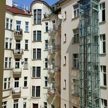 Drama Queen In Old Town *