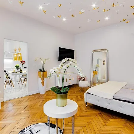 Drama Queen In Old Town Appartement *