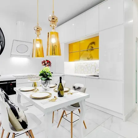 Drama Queen In Old Town Appartement *