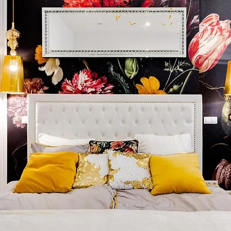 Drama Queen In Old Town Appartement *